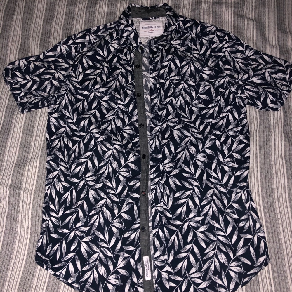 Men’s Navy Button-Up Size M